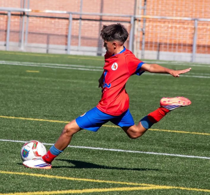 Jugador del Santutxu FC golpeando el balón en Mallona